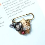 ヴィンテージ・ブラック ボタンのクラシカル・モダンなブローチ・ピン