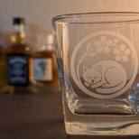 丸に桜と眠り猫　家紋風和グラスのコピー