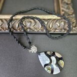 ステッチチェーンとモザイクシェルのペンダント