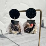 耳元で揺れるエレガンス - インド刺繡の花咲く本革ピアス