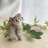 木彫りの「春を見上げるキジ猫」のブローチ