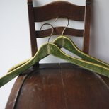 ファブリックハンガー2本 Grüner Kleiderbügel ヴィンテージ　ドイツ