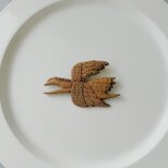 ペガサス｜木彫りブローチ（受注制作）【ご注文から１ヶ月以内にお届け】サクラ/カエデ 無彩色ミツロウ仕上げ ハンドメイド