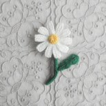 かぎ針で編んだブローチ　軽いコサージュ　マーガレットみたいな一輪のお花　ウェーブ・グリーンの葉っぱ　刺繍糸２本どり