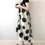 ナチュラルソフト加工で柔らか&軽やかな着心地。ランダムドット柄ラップエプロン