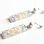 レジンアート　長方形のプレートとコットンパールのピアス〈白と青のエレジー〉