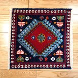 ペルシャ　ヤラメ絨毯 トライバルラグ チェアマット 座布団 ラグ　41×42cm　赤　ネイビー