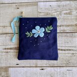 大人かわいい手刺繍ネモフィラのポケットティッシュサイズポーチ　国産帆布　コットン　花　小物入れ　手仕事　母の日　ギフト