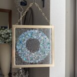 淡ブルーのシェルリース　ゴールドフレーム　ガラスチェーン付　シェルアート｜coastal decor