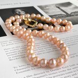 マンダリンオレンジ色の天然色 ちょっといびつなポテト型バロックパールのチョーカー