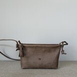 手縫いのレザー　coto pochette (グレー)