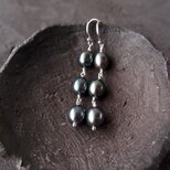 【SV】Three Dots Earrings／3粒パールピアス（Black）