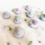 手刺繍のミニブローチ