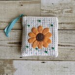 大人かわいい手刺繍ひまわりのポケットティッシュサイズポーチ　ワッフル生地　コットン　向日葵　小物入れ　手仕事　母の日　ギフト