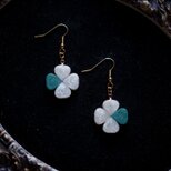 レジンアート　クローバーのピアス〈湖のほとり〉