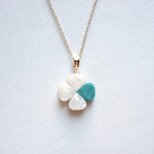 レジンアート　クローバーのペンダント〈湖のほとり〉