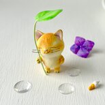 雨宿り猫さん（黄トラ）