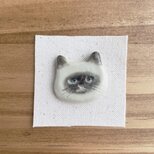 猫のお顔の陶器ブローチ〜穏やかなシャム猫〜【一点もの】