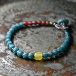 ストライプジャワビーズとレモンイエローストライプビーズ、金赤ホワイトハーツ、シャン族シルバーのブレス（ターコイズ留め金）