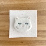 猫のお顔の陶器ブローチ〜見下し目線の白猫〜【一点もの】