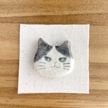 猫のお顔の陶器ブローチ〜ご機嫌な白黒猫(ハチワレ)〜【一点もの】