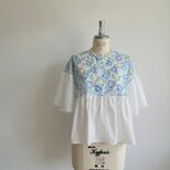 4月のお花のお洋服：大きいネモフィラ（ドロップショルダーブラウス）