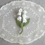 かぎ針で編んだブローチ　可愛いコサージュ　スズランのお花　モスグリーン　六花