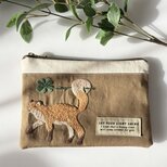四葉のクローバーとキツネの刺繍ファスナーポーチ