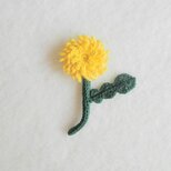 かぎ針で編んだブローチ　ほっこりコサージュ　たんぽぽ　刺繍糸２本どり　レモンイエロー