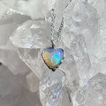 角度で色が変わる ブルー×グリーンの天然オパール ハートネックレス（Lightning Ridge産）