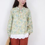 [予約販売] 花形ボタンが彩る、イエローガーデンの後ろフリルプルオーバー