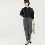 上品なモノトーン小花柄 年間使える 透けにくい綿 テーパードパンツ 黒／白｜AMELIE-TP