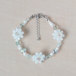 小さなお花のブレスレット(雪の中)