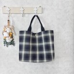 〈持ち手がポイント／A4サイズが入る〉播州織　チェック柄のトートバッグ・ネイビー×グリーン