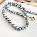 ちょっと濃いめのサックスブルー＆ライトシルバー ミックス バロックパールのチョーカー 6x7.5mm 2点のみ　　再販　