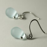 チェコガラスのしずくピアス　アレキサンドライトフロスト