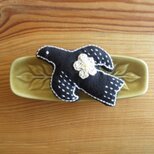 鳥さんブローチ　黒、お花ベージュの画像