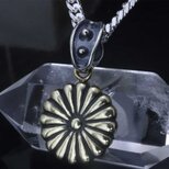 ペンダント メンズ : 菊紋トップ 菊:真鍮の画像