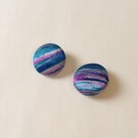 絹手染くるみボタン（18mm ピンク青緑光沢）の画像