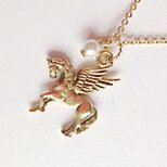 【アメリカ製　 ペガサス　スワロフスキ―　パール　のネックレス】ゴールド