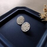 白蝶貝の耳飾り ■ ノンホールピアス　ポストピアス ■ モザイク柄の透かし彫り