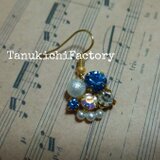 ゆらゆら揺れるビジューピアス