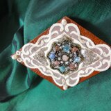 革とアンテイークレースのブローチ