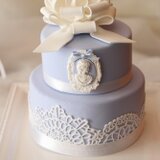 ループリボンとカメオのクラシカルな２段クレイケーキ