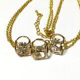 ３つ並んだ閉じ込められた美しい輝きWネックレス