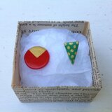 ◯赤と△グリーン ピアス。