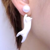 宙に浮いた猫のイヤリング