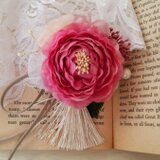 アーティフィシャルフラワーとタッセルのコサージュ