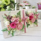 プリザーブドフラワーの白いウッドフレームM～そのまま飾れるクリアケース入り～[F211035]