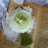 アーティフィシャルフラワーとタッセルのコサージュ